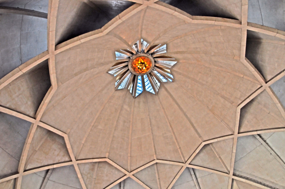 Interior del Templo de Loto en Delhi