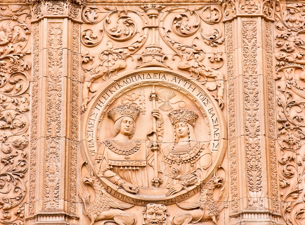 MEdallón en la fachada de la Universidad de Salamanca