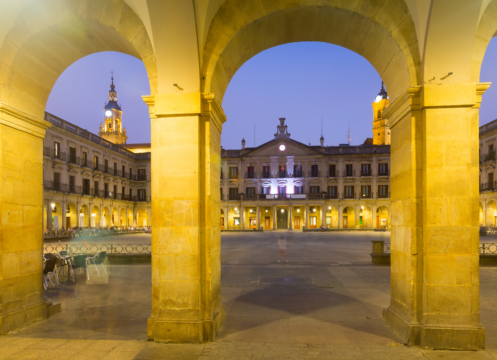 Plaza de España de Vitoria de noche