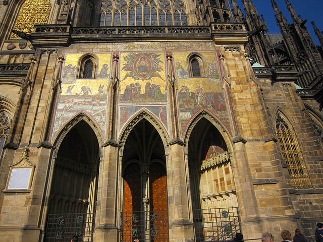 Puerta dorada de la Catedral de San Vito