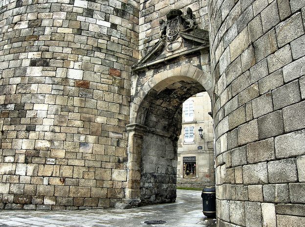 Puerta en la muralla romana de Lugo