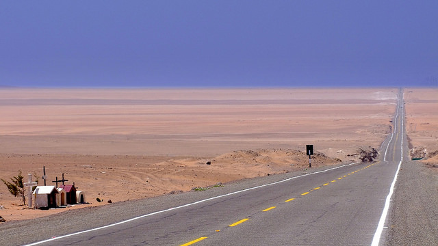 Ruta Panamericana en el desierto de Sechura de Perú