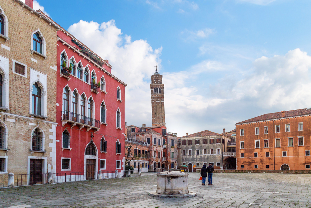 Campanille de Santo Stefano en la antigua Venecia