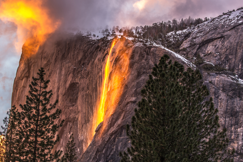 Cascada Firefall, u no de los fenómenos naturales extraños más bellos