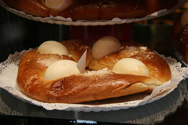 Tradiciones de Semana Santa en España, mona de Pascua