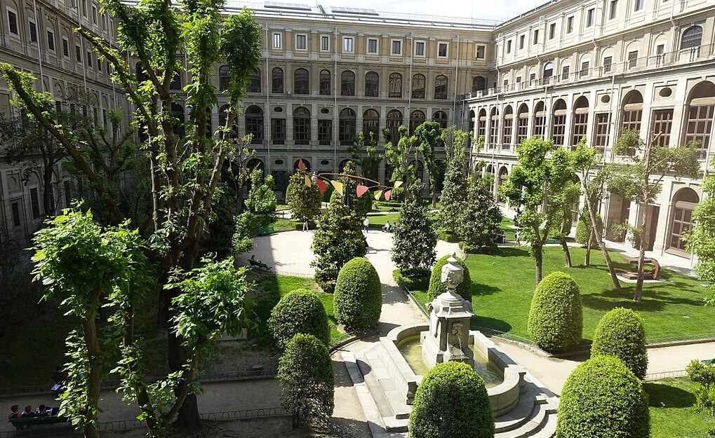 PAtio del edificio Sabatini del Reina Sofía