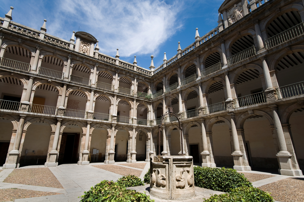Patio de Santo Tomás de Villanueva en la universidad de Alcalá