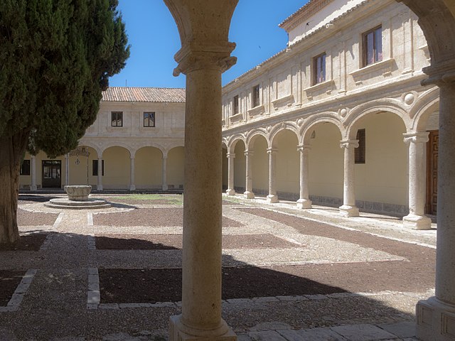 PAtio Trilingüe de la Universidad de Alcalá de Henares