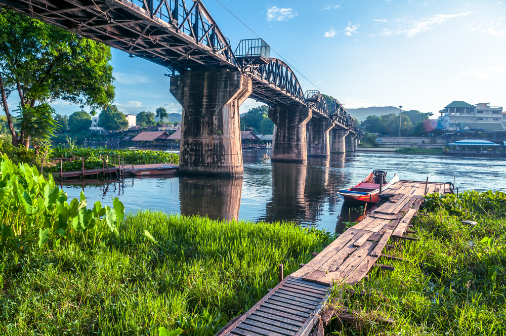 Puente sobre el río Kwai en Tailandia