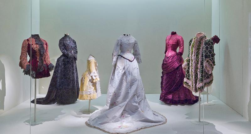 Polisones en el Museo del Traje