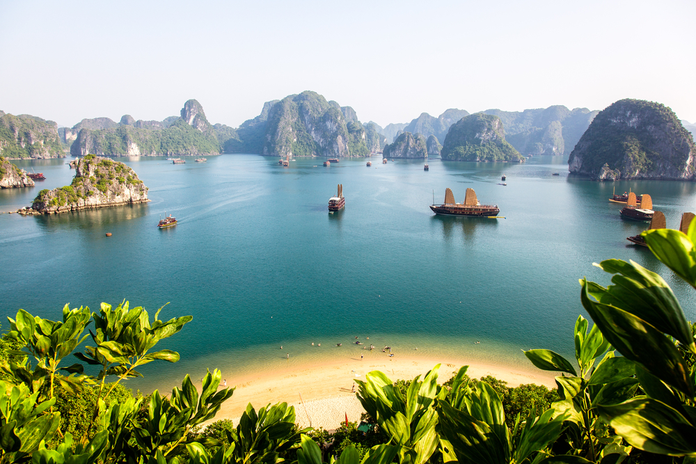 Navegar por la bahía de Halong, la joya de Vietnam
