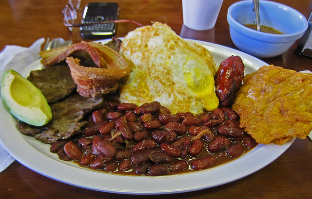Bandeja paisa uno de losplatos quenot e puedes perder de Colombia