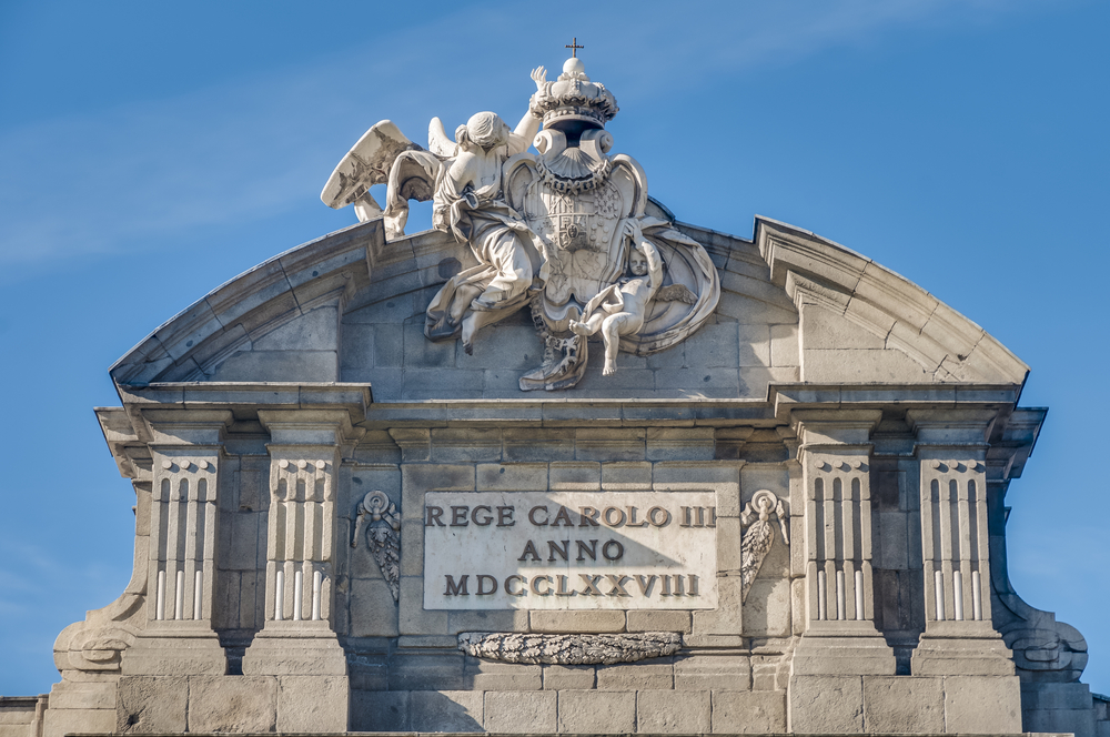Escudo en la Puerta de Alcalá de Madrid