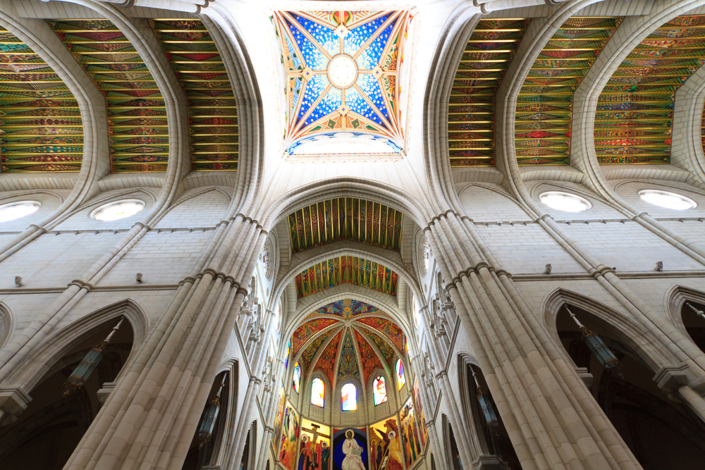Interior de la catedral de la Almudena de Madrid