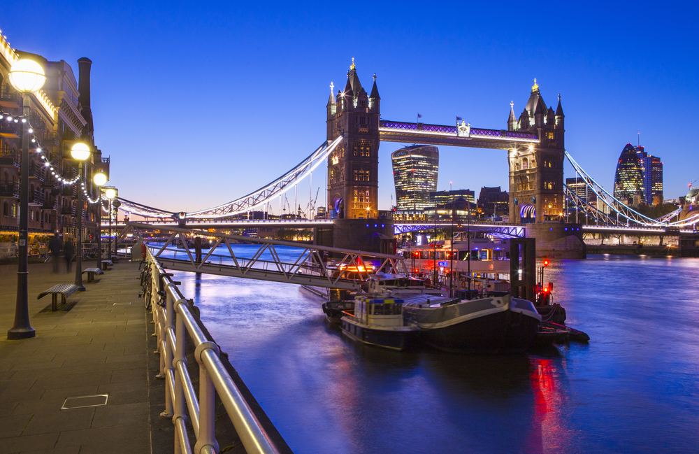 Londres de noche, muelle en el Támesis