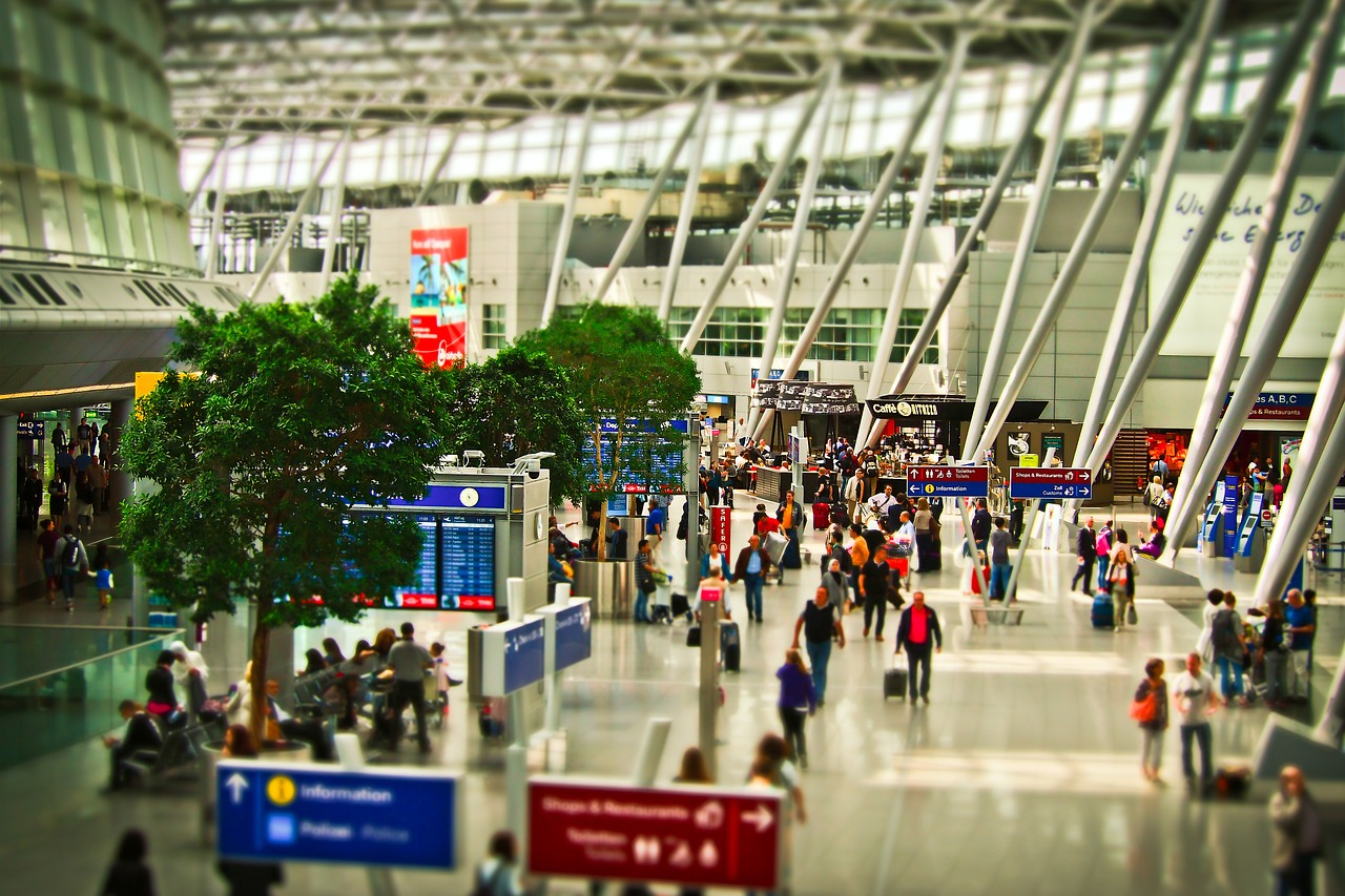 Pasillo de un aeropuerto