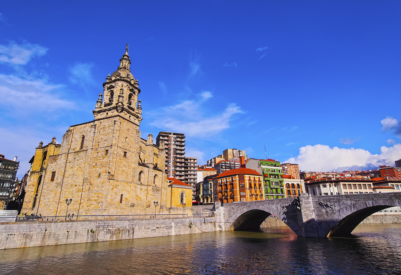 Iglesia de San Antón en la ría de Bilbaao