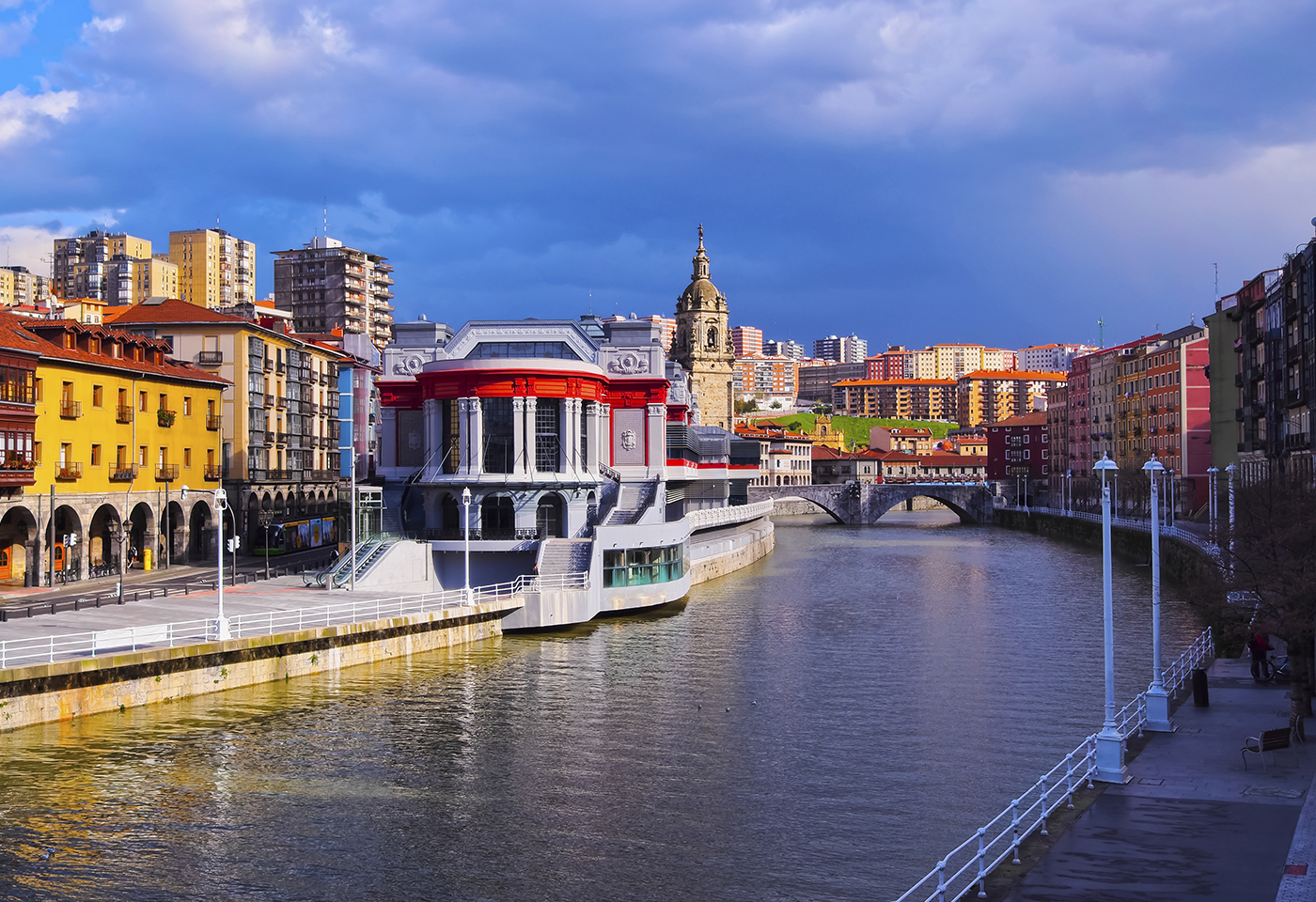 Mercado de la Ribera en la ría de Bilbao