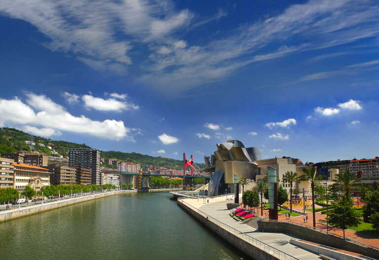 Damos un agradable paseo por la ría de Bilbao