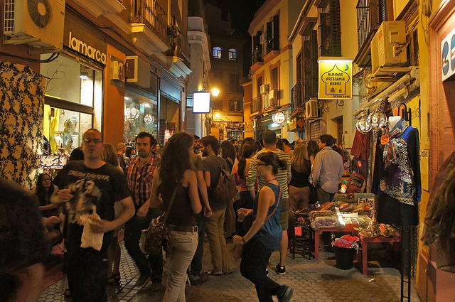 Calle Regina de Sevilla por la noche