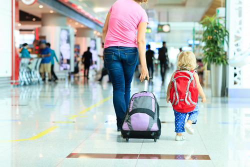 Familia en un aeropuerto