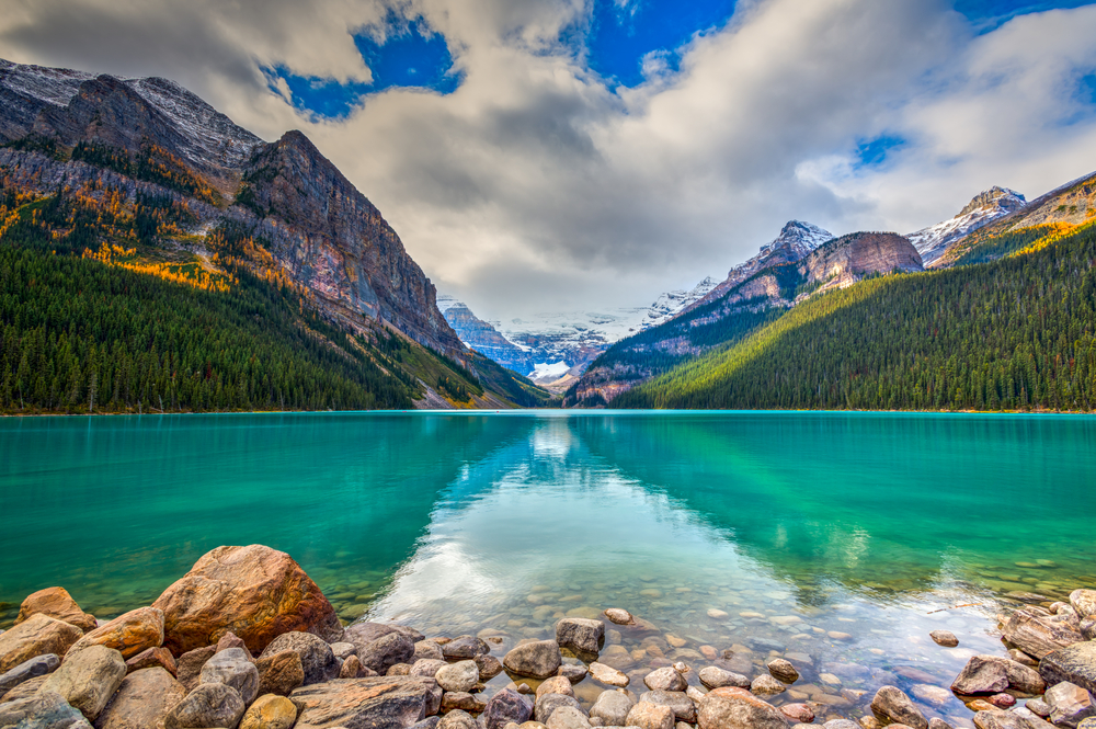 Lago Louise en las Montañas Rocosas en Canadá