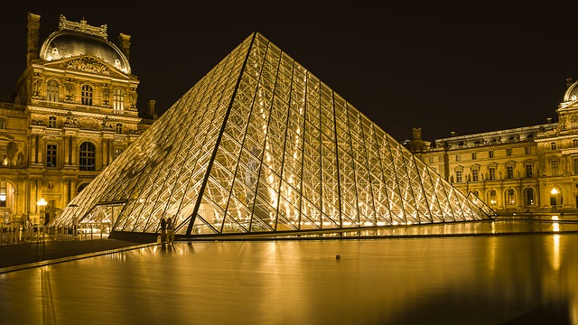 Museo del Louvre por la noche