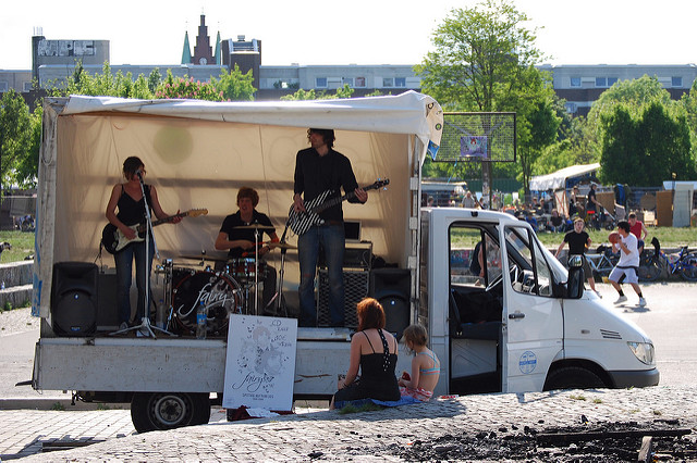 Músicos en Mauerpark de Berlín