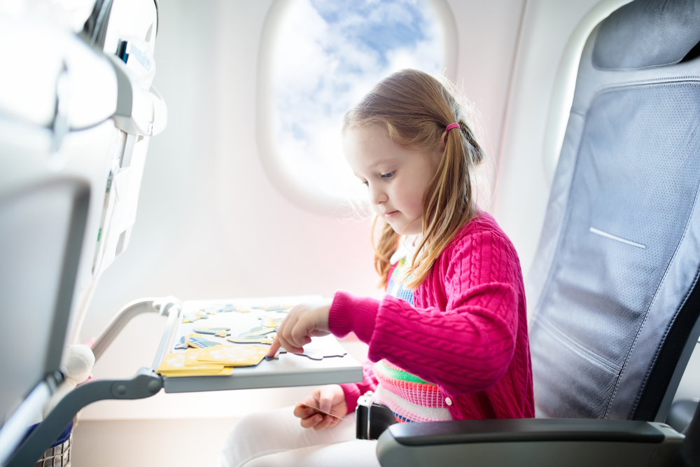 Niña jugando en un avión