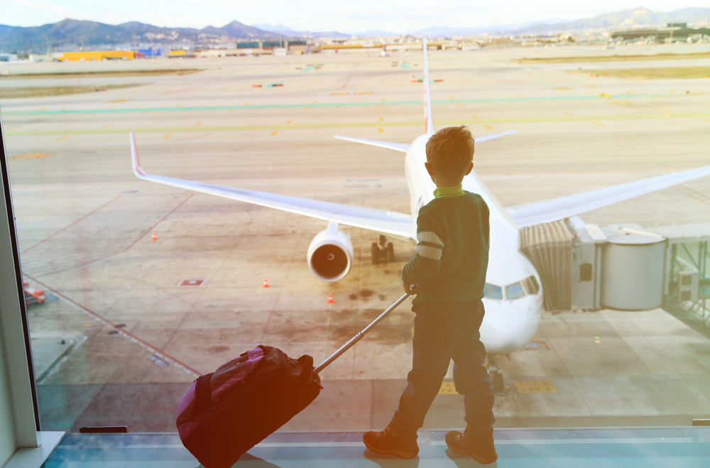 Niño con maleta en el aeropuerto
