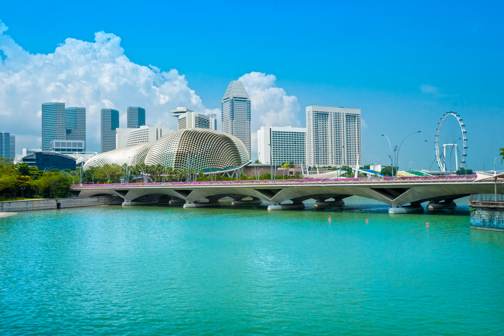 Vista de Singapur con el Teatro Ópera Esplanade