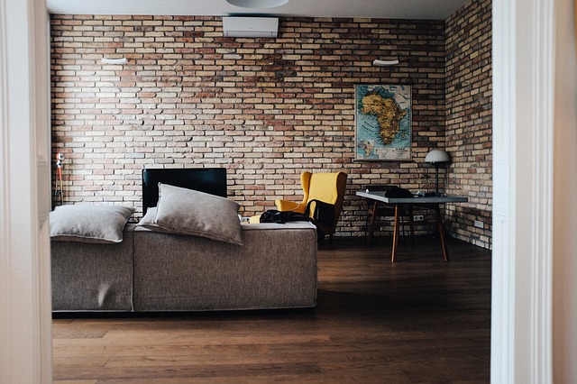 Formas de viajar: sofa de Couchsurfing