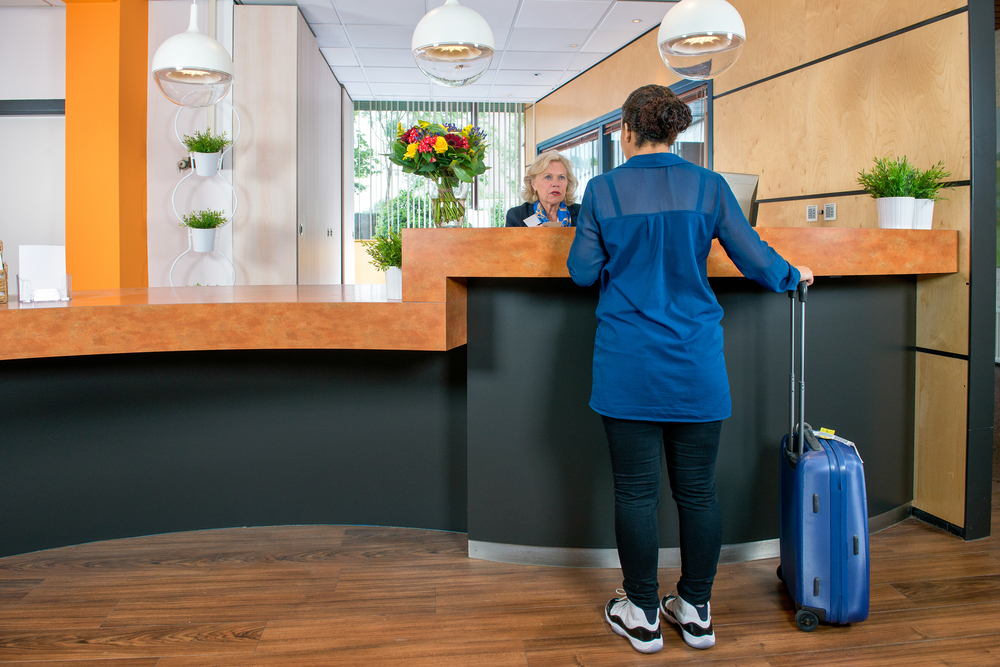 Turista en un hotel