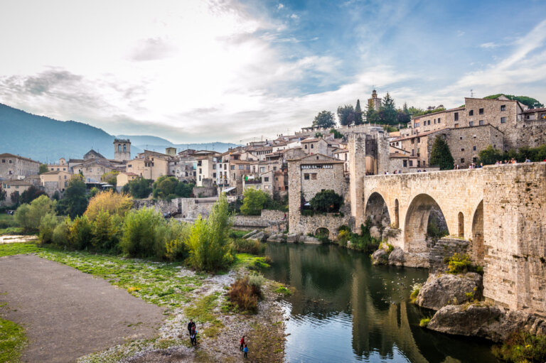 El pueblo medieval de Besalú y su famoso puente