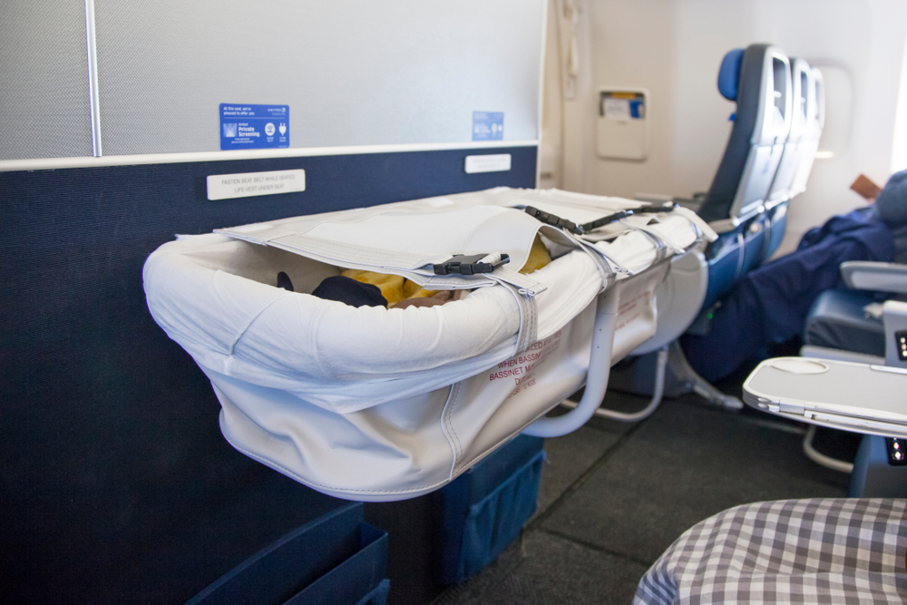 Cuna en un avión