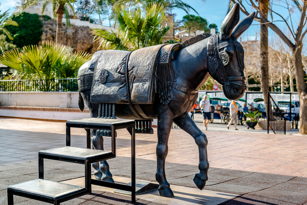 Escultura homenaje al burro en Mijas