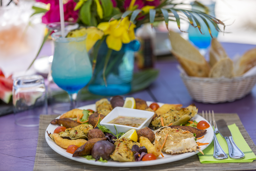 Plato de la gastronomía caribeña en la isla de San Martín