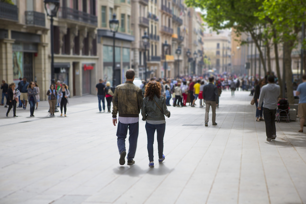 Gente caminando en Barcelona
