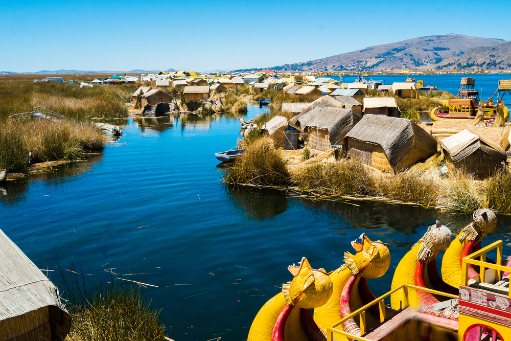 Islas de los uros en el lago Titicaca