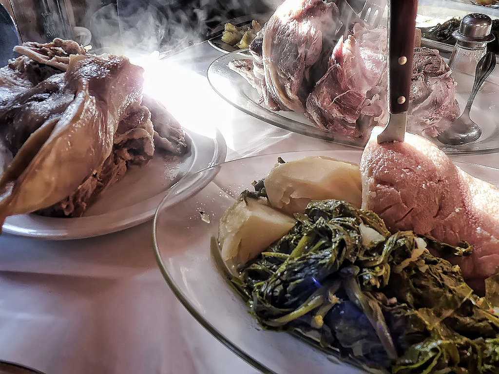 LAcon con grelos, uno de los platos gallegos