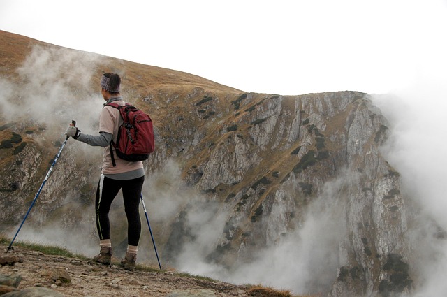 Mujer en una escapada la montaña