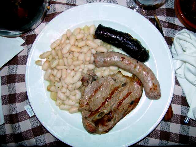 Mongetes con butifarra, típico de la gastronomía catalana