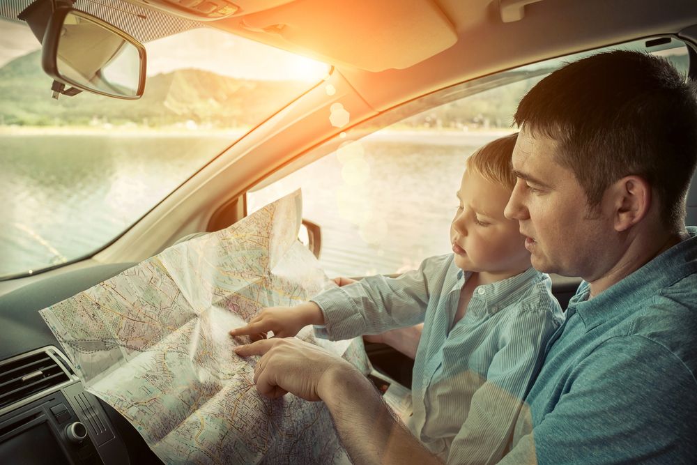 Niño con su padre en el coche