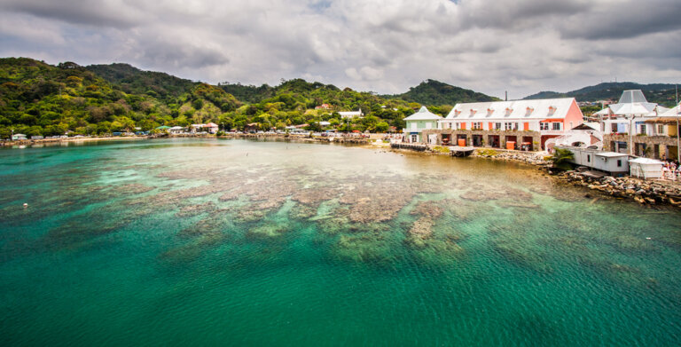 Visita los hermosos arrecifes de Roatán en Honduras
