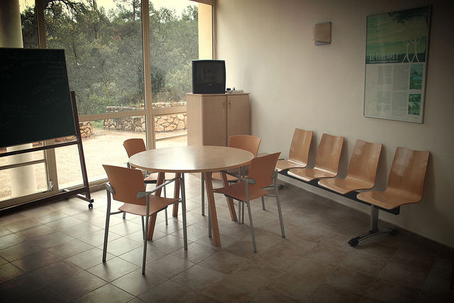 Sala de estar en un albergue