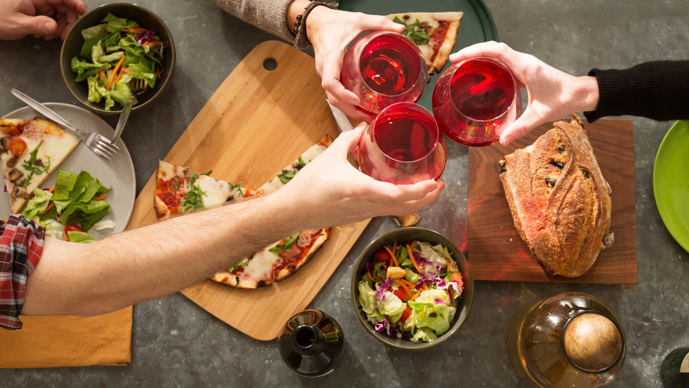 Amigos brindando en ambiente hygge