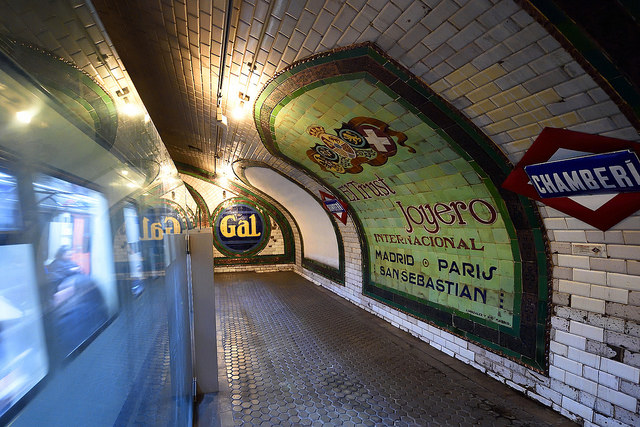 Andén de la estación de metro de Chamberí 