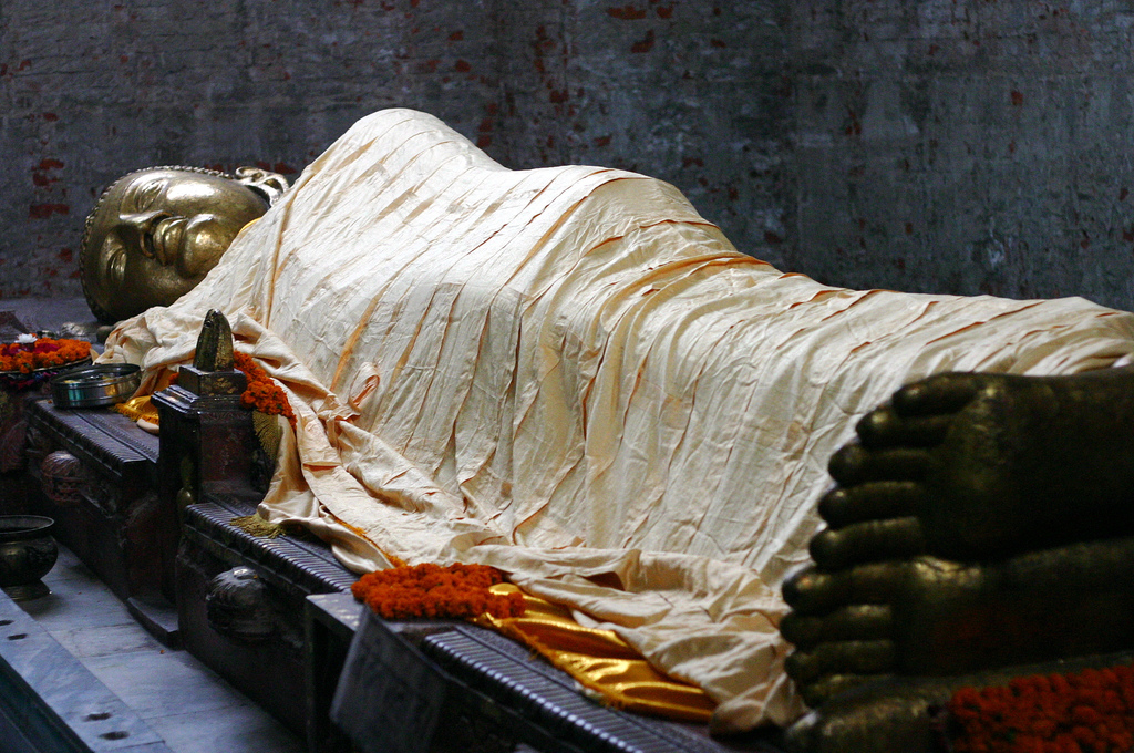 Estatua de Buda reclinado en Kushinagar