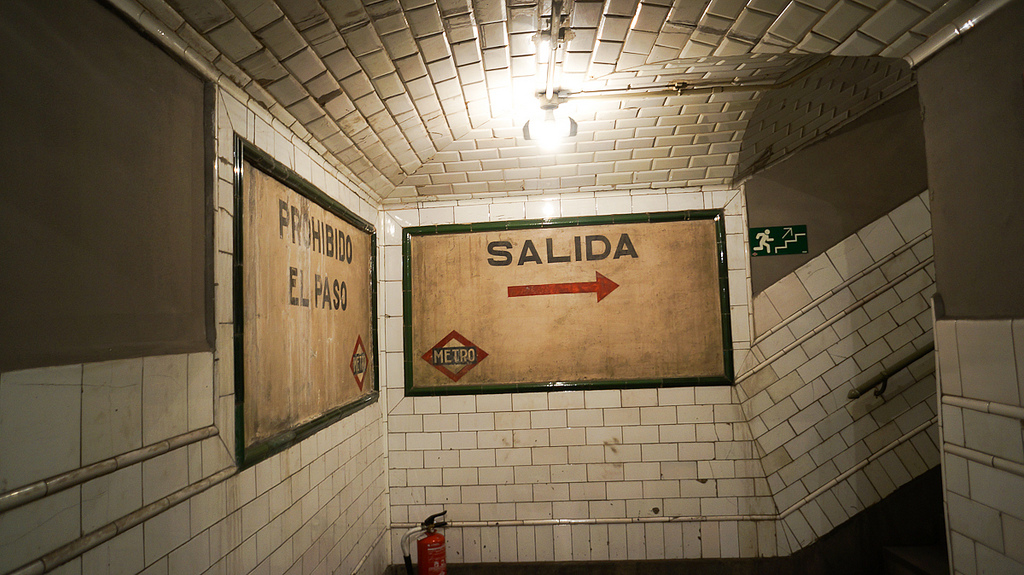 Cartel en la estación de Chamberí