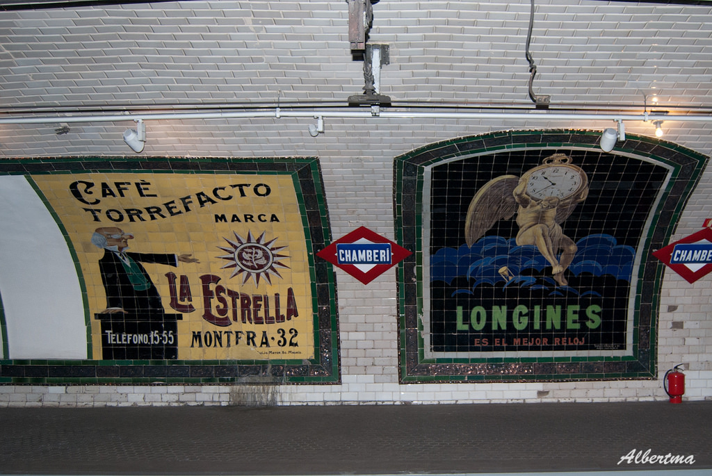 Carteles publicitarios en la estación de Chamberí